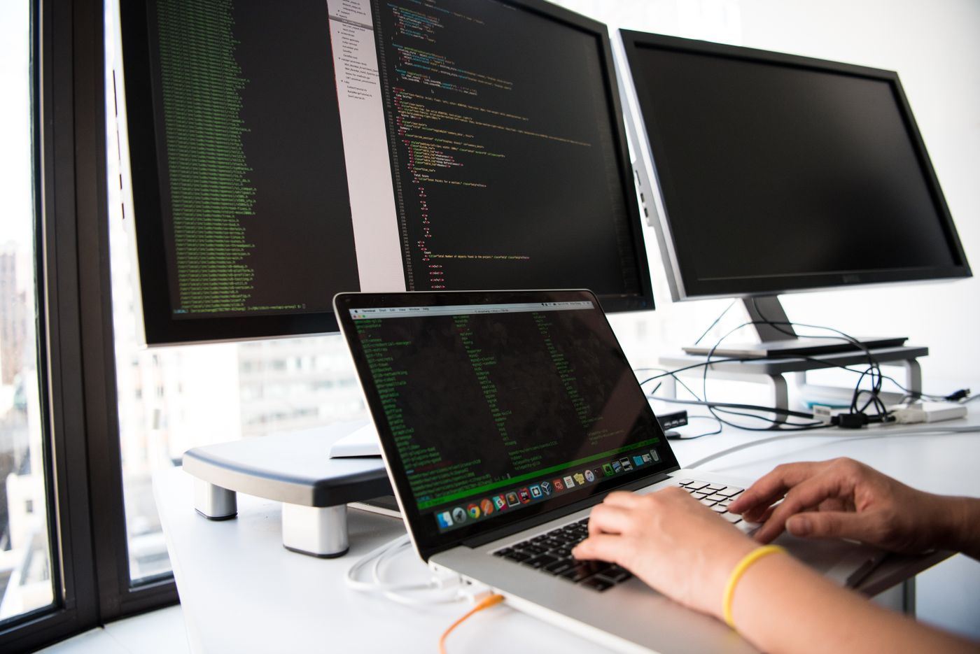 Imagen de stock que representa desarrollo web & e-commerce